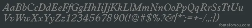 WorcesterserialMediumItalic-fontti – harmaat kirjasimet mustalla taustalla