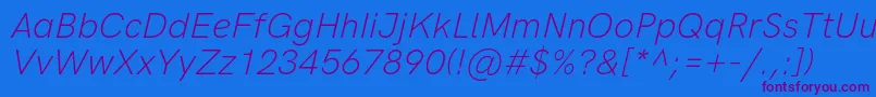 HkgroteskLightlegacyitalic-Schriftart – Violette Schriften auf blauem Hintergrund