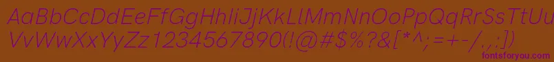 HkgroteskLightlegacyitalic-fontti – violetit fontit ruskealla taustalla