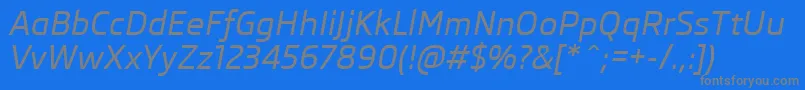 SkodaProMediumItalic-fontti – harmaat kirjasimet sinisellä taustalla