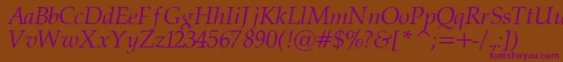 PalatinorItalic-fontti – violetit fontit ruskealla taustalla