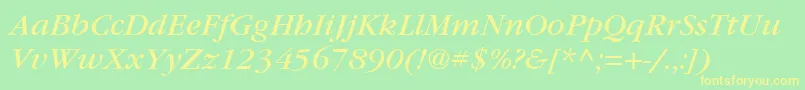 ItcGaramondLtBookItalic-Schriftart – Gelbe Schriften auf grünem Hintergrund