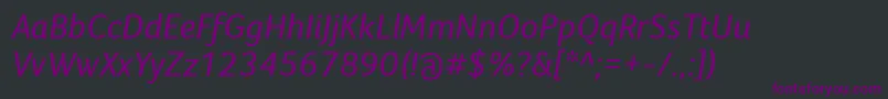 Fonte FocoItalic – fontes roxas em um fundo preto