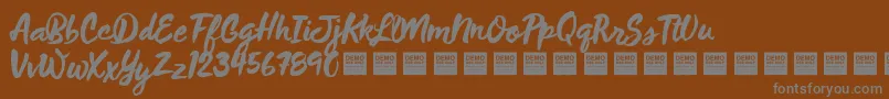 WildThingDemo-fontti – harmaat kirjasimet ruskealla taustalla
