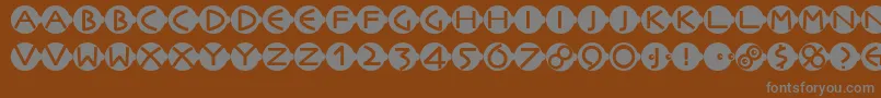 Facesandcaps-fontti – harmaat kirjasimet ruskealla taustalla
