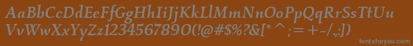 KallosItcMediumItalic-fontti – harmaat kirjasimet ruskealla taustalla