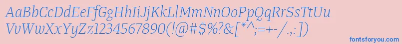 Fonte TangerserifnarrowulLightitalic – fontes azuis em um fundo rosa
