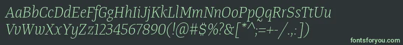 Fonte TangerserifnarrowulLightitalic – fontes verdes em um fundo preto