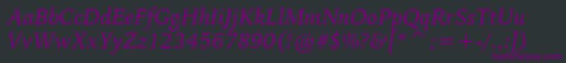 Czcionka BitstreamIowanOldStyleItalicBt – fioletowe czcionki na czarnym tle