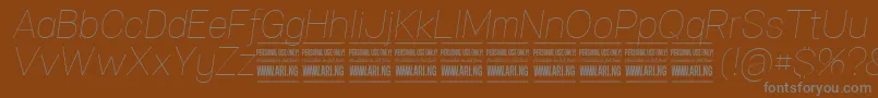 Weitere Informationen zur SpecifypersonalNormthinitalic-Schriftart SpecifypersonalNormthinitalic-Schriftart – Graue Schriften auf braunem Hintergrund