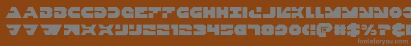 Triggerman-fontti – harmaat kirjasimet ruskealla taustalla