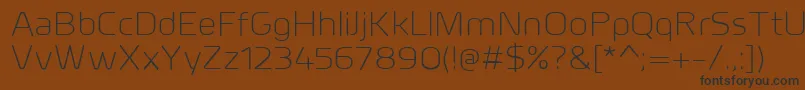 MillarLight-fontti – mustat fontit ruskealla taustalla