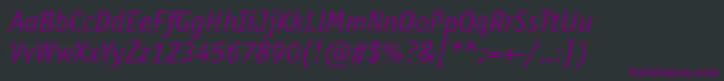 Czcionka OfficinasanstttItalic – fioletowe czcionki na czarnym tle