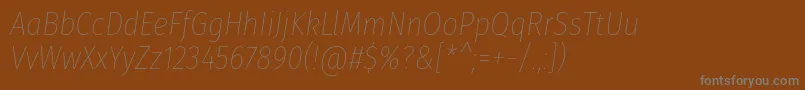 Fonte FirasanscondensedThinitalic – fontes cinzas em um fundo marrom