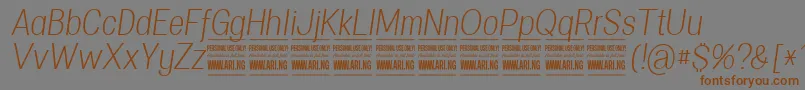 Czcionka SpecifypersonalConlightitalic – brązowe czcionki na szarym tle
