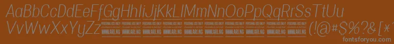 Más sobre la fuente SpecifypersonalConlightitalic fuente SpecifypersonalConlightitalic – Fuentes Grises Sobre Fondo Marrón