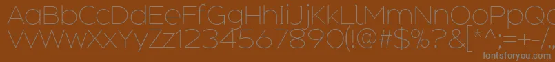 AdequateExtralight-Schriftart – Graue Schriften auf braunem Hintergrund