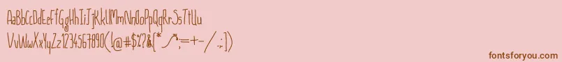 SkinnyButCute-Schriftart – Braune Schriften auf rosa Hintergrund