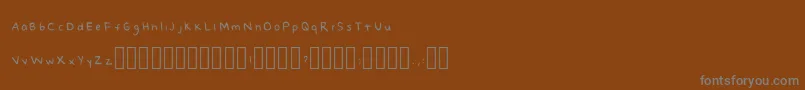 NaomishandRegular-Schriftart – Graue Schriften auf braunem Hintergrund