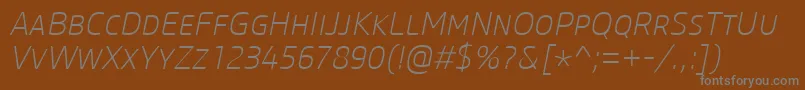 CoreSansMSc25ExtralightItalic-fontti – harmaat kirjasimet ruskealla taustalla
