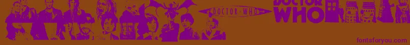 Fonte DoctorWho2006 – fontes roxas em um fundo marrom