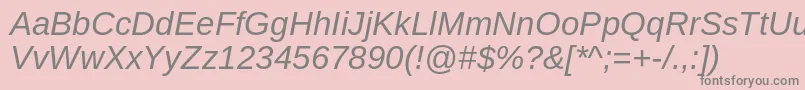 ArimoItalic-fontti – harmaat kirjasimet vaaleanpunaisella taustalla