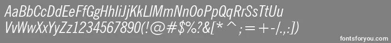 フォントNewsGothicCondensedItalicBt – 灰色の背景に白い文字