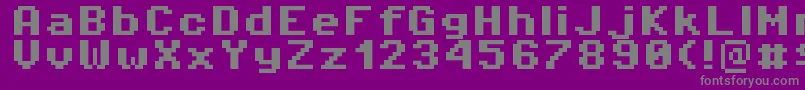 Pixeloperator8Bold-fontti – harmaat kirjasimet violetilla taustalla