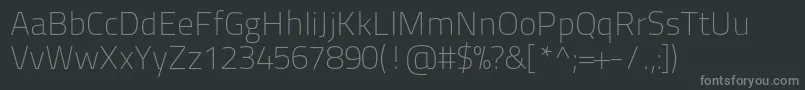 Titilliumtext22l1wt-fontti – harmaat kirjasimet mustalla taustalla