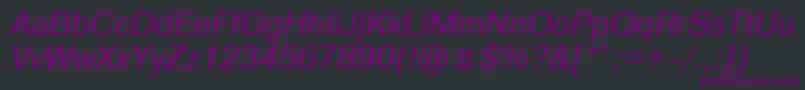 Czcionka ArtsanscItalic – fioletowe czcionki na czarnym tle