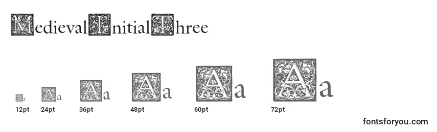 Größen der Schriftart MedievalInitialThree