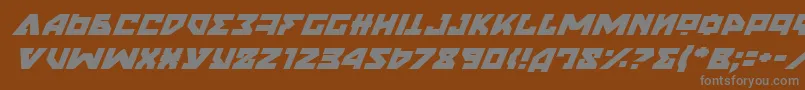 NyetItalic-fontti – harmaat kirjasimet ruskealla taustalla