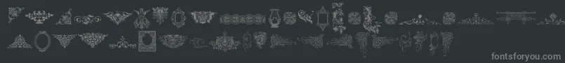 Fonte VictorianFreeOrnamentsTwo – fontes cinzas em um fundo preto