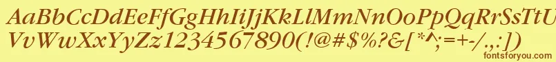 フォントGarfeldNovaItalic – 茶色の文字が黄色の背景にあります。