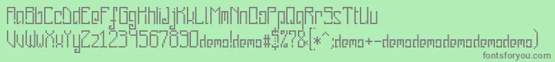 Czcionka PixelankyCeDemo – szare czcionki na zielonym tle